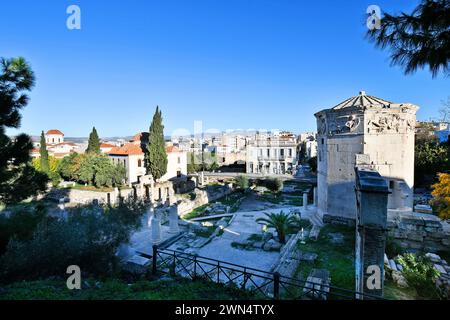 Athen, Griechenland - 19. Dezember 2023: Antike römische Agora - Marktplatz - mit Turm der Winde im Bezirk Plaka Stockfoto