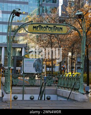 Der Eingang Saint-Antoine an der Station Victoria Square des Montreal Métro schmückt den Eingang der U-Bahn im Jugendstil, der ursprünglich von der Pariser Métro stammt. Stockfoto
