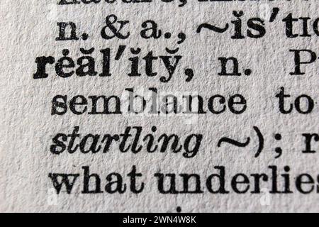 Wortrealität auf Wörterbuchseite, Makronaht Stockfoto