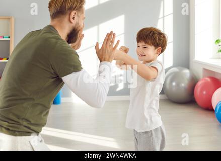 Familiensport, Vater und Sohn Boxen, Kampf mit Fäusten, gesunde Happy Fitness Emotion Stockfoto