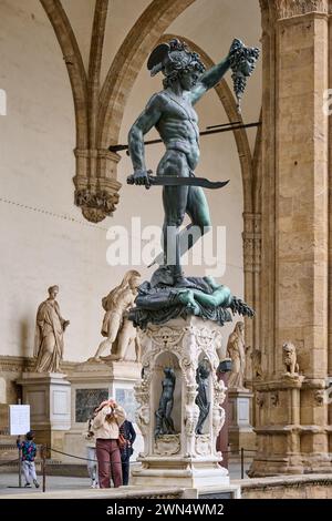 Perseus mit dem Kopf der Medusa, Perseo con la testa di Medusa, Palazzo Vecchio, Piazza della Signoria, Florenz, Toskana, Italien Stockfoto