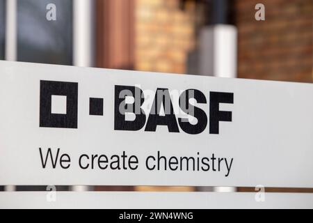 Februar 2024: BASF-Schild am Eingang des Stammwerks in Ludwigshafen am Rhein *** Februar 2024 BASF-Schild am Eingang zum Hauptwerk in Ludwigshafen am Rhein Copyright: xx Stockfoto