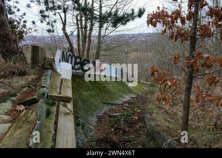 Die verlassenen Hänge des ehemaligen Sheffield Ski Village in Park Springs in South Yorkshire Stockfoto