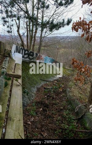 Die verlassenen Hänge des ehemaligen Sheffield Ski Village in Park Springs in South Yorkshire Stockfoto