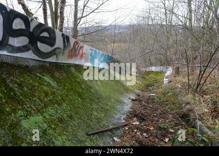 Die verlassenen Hänge des ehemaligen Sheffield Ski Village in Park Springs in South Yorkshire Stockfoto
