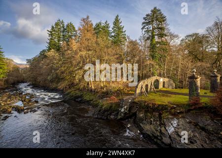 Das alte Clan MacNab Grabstätte auf Innis Buidhe in Killin am Dochart River, Trossachs, Stirling, Schottland Stockfoto