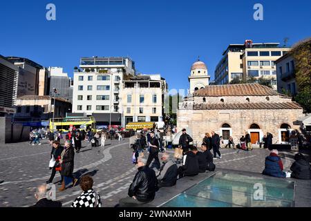 Athen, Griechenland - 19. Dezember 2023: Unbekannte Menschen auf dem Monastiraki-Platz mit der kleinen byzantinischen Kirche, die früher als Panagia Pantanasa the Ath bekannt war Stockfoto