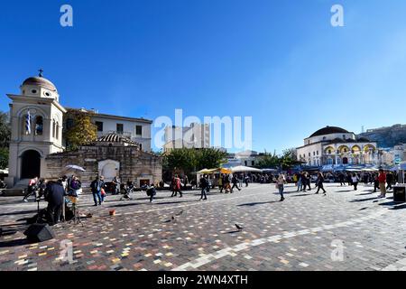 Athen, Griechenland - 19. Dezember 2023: Unbekannte Menschen auf dem Monastiraki-Platz mit der kleinen byzantinischen Kirche, die früher als Panagia Pantanasa the Ath bekannt war Stockfoto