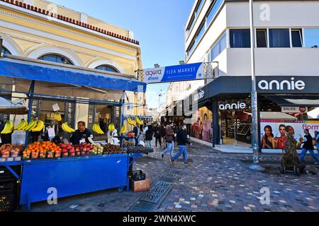 Athen, Griechenland - 19. Dezember 2023: Nicht identifizierte Menschen auf dem Monastiraki-Platz mit dem Monastiraki-Flohmarkt und der U-Bahn-Station links Stockfoto