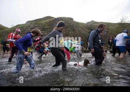 06/11/16 ***MIT VIDEO*** Trotz der Temperaturen, die kaum über dem Gefrierpunkt stiegen, nahmen sich rund 1.400 verrückte Läufer der Cross-Country-Herausforderung eines vier- Stockfoto