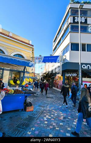 Athen, Griechenland - 19. Dezember 2023: Nicht identifizierte Menschen auf dem Monastiraki-Platz mit dem Monastiraki-Flohmarkt Stockfoto