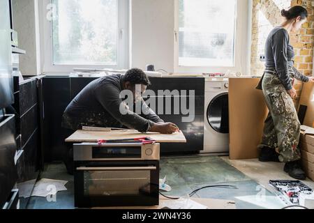 Zimmermann und Zimmermann arbeiten zu Hause in der Küche Stockfoto