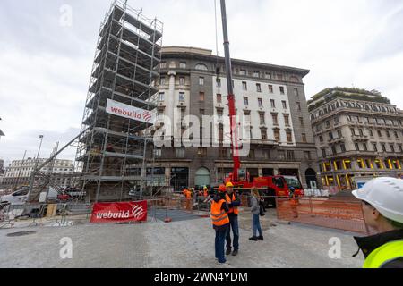 Mailand, Italien. Februar 2024. Foto Stefano Porta/LaPresse29-02-2024, Milano, Italia - Cronaca - La Statua di Cristo viene ricollocata sulla colonna del Verziere dopo i lavori di restauri in occasione dei lavori per la realizzazione della M4 e la riqualificazione di Largo Augusto 29. Februar 2024, Mailand, Italien - Nachrichten - die Statue Christi wird nach den Restaurierungsarbeiten während des Baus der M4 und der Sanierung von Largo Augusto auf die Säule Verziere verlegt Stockfoto