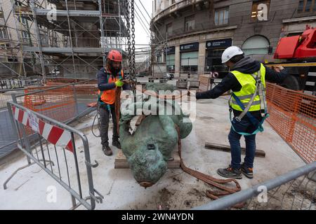 Mailand, Italien. Februar 2024. Foto Stefano Porta/LaPresse29-02-2024, Milano, Italia - Cronaca - La Statua di Cristo viene ricollocata sulla colonna del Verziere dopo i lavori di restauri in occasione dei lavori per la realizzazione della M4 e la riqualificazione di Largo Augusto 29. Februar 2024, Mailand, Italien - Nachrichten - die Statue Christi wird nach den Restaurierungsarbeiten während des Baus der M4 und der Sanierung von Largo Augusto auf die Säule Verziere verlegt Stockfoto