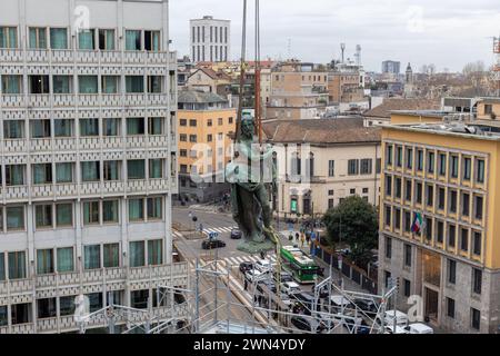 Mailand, Italien. Februar 2024. Foto Stefano Porta/LaPresse29-02-2024, Milano, Italia - Cronaca - La Statua di Cristo viene ricollocata sulla colonna del Verziere dopo i lavori di restauri in occasione dei lavori per la realizzazione della M4 e la riqualificazione di Largo Augusto 29. Februar 2024, Mailand, Italien - Nachrichten - die Statue Christi wird nach den Restaurierungsarbeiten während des Baus der M4 und der Sanierung von Largo Augusto auf die Säule Verziere verlegt Stockfoto