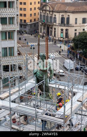 Mailand, Italien. Februar 2024. Foto Stefano Porta/LaPresse29-02-2024, Milano, Italia - Cronaca - La Statua di Cristo viene ricollocata sulla colonna del Verziere dopo i lavori di restauri in occasione dei lavori per la realizzazione della M4 e la riqualificazione di Largo Augusto 29. Februar 2024, Mailand, Italien - Nachrichten - die Statue Christi wird nach den Restaurierungsarbeiten während des Baus der M4 und der Sanierung von Largo Augusto auf die Säule Verziere verlegt Stockfoto