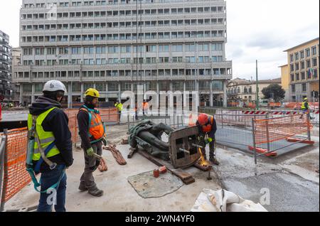 Mailand, Italien. Februar 2024. Foto Stefano Porta/LaPresse29-02-2024, Milano, Italia - Cronaca - La Statua di Cristo viene ricollocata sulla colonna del Verziere dopo i lavori di restauri in occasione dei lavori per la realizzazione della M4 e la riqualificazione di Largo Augusto 29. Februar 2024, Mailand, Italien - Nachrichten - die Statue Christi wird nach den Restaurierungsarbeiten während des Baus der M4 und der Sanierung von Largo Augusto auf die Säule Verziere verlegt Stockfoto