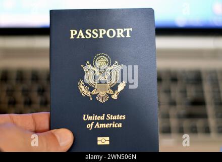 Die Vereinigten Staaten von Amerika Pass, Pässe werden für die amerikanischen Staatsbürger und Staatsangehörigen ausgestellt, Reisen, Tourismuskonzept, amerikanisches Visum und Reisen Stockfoto