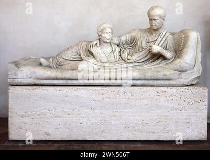 Kline Grabdenkmal, auf dem der Verstorbene liegt, trägt eine Toga und hält die Büste einer toten Frau. Marmor. 1. Jahrhundert n. Chr. Rom. Nationale Roma Stockfoto