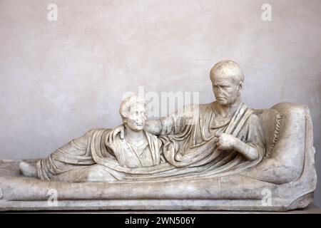 Kline Grabdenkmal, auf dem der Verstorbene liegt, trägt eine Toga und hält die Büste einer toten Frau. Marmor. 1. Jahrhundert n. Chr. Rom. Nationale Roma Stockfoto