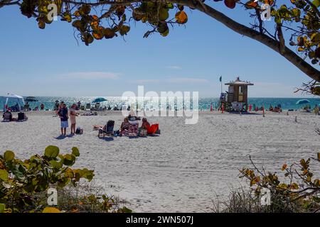 USA Florida Florida FL Sarasota Lido Beach am Lido Key am Golf von Mexiko Menschen genießen die Sonne, den Sand und das blaue Wasser Stockfoto