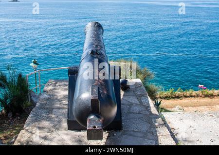 Eine antike Kanone, die auf dem Rovinj-Kai steht und auf das Meer zeigt. Rovigno, Istrien, Kroatien ,2019 Stockfoto