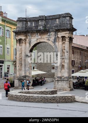 Touristen unter dem Sergio Arch - römischer Triumphbogen der Familie Sergio, der 29 v. Chr. zum Gedenken an Mitglieder der Familie Sergio erbaut wurde. Pula, Pola, Istrien, Kroatien. Stockfoto