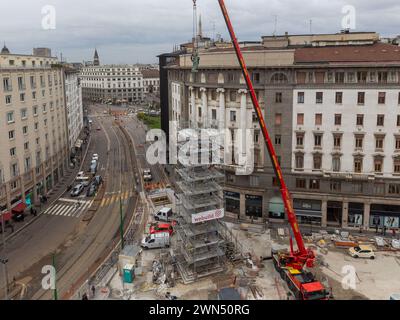 Mailand, Italien. Februar 2024. Foto Stefano Porta/LaPresse29-02-2024, Milano, Italia - Cronaca - La Statua di Cristo viene ricollocata sulla colonna del Verziere dopo i lavori di restauri in occasione dei lavori per la realizzazione della M4 e la riqualificazione di Largo Augusto 29. Februar 2024, Mailand, Italien - Nachrichten - die Statue Christi wird nach den Restaurierungsarbeiten während des Baus der M4 und der Sanierung von Largo Augusto auf die Säule Verziere verlegt Stockfoto