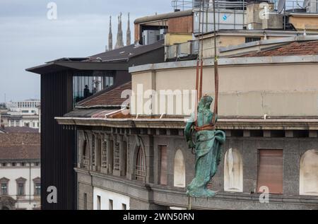 Mailand, Italien. Februar 2024. Foto Stefano Porta/LaPresse29-02-2024, Milano, Italia - Cronaca - La Statua di Cristo viene ricollocata sulla colonna del Verziere dopo i lavori di restauri in occasione dei lavori per la realizzazione della M4 e la riqualificazione di Largo Augusto 29. Februar 2024, Mailand, Italien - Nachrichten - die Statue Christi wird nach den Restaurierungsarbeiten während des Baus der M4 und der Sanierung von Largo Augusto auf die Säule Verziere verlegt Stockfoto