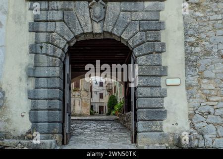 Das historische Stadttor, das in die Altstadt führt. Buzet. Istrien. Kroatien 2019 Stockfoto