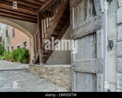 Der innere Teil des Stadttores führt zur Altstadt. Kroatien, Istrien, Buzet, 2019 Stockfoto