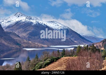 Glenfinnan Schottland Glen Shiel und das Loch mit blauem Himmel und Schnee auf den Bergen Stockfoto