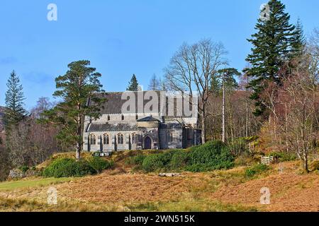Die Kirche St. Mary & St. Finnan Glenfinnan Schottland Blick auf die Südseite des Gebäudes im frühen Frühling Stockfoto