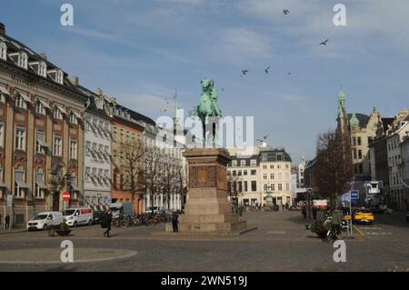 Kopenhagen, Dänemark /29. Februar 2024/.Hojbro plads und Statue des Bischofs absalon auf Pferdebacb in der Hauptstadt Kopenhagen. (Photo.Francis Joseph Dean/Dean Pictures) Stockfoto