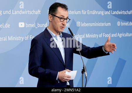 CEM Oezdemir, Bundesminister für Ernaehrung und Landwirtschaft, Buendnis 90/die Gruenen, PK zu - Bundesprogramm zur Förderung des Umbaus der landwirtschaftlichen Tierhaltung, DEU, Berlin, 29.02.2024 *** Cem Oezdemir, Bundesminister für Ernährung und Landwirtschaft, Allianz 90 die Grünen, Pressekonferenz zum Bundesprogramm zur Förderung der Umstellung der landwirtschaftlichen Tierhaltung, DEU, Berlin, 29 02 2024 Stockfoto
