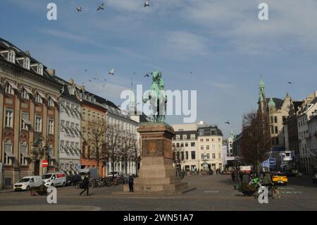 Kopenhagen, Dänemark /29. Februar 2024/.Hojbro plads und Statue des Bischofs absalon auf Pferdebacb in der Hauptstadt Kopenhagen. (Photo.Francis Joseph Dean/Dean Pictures) Stockfoto