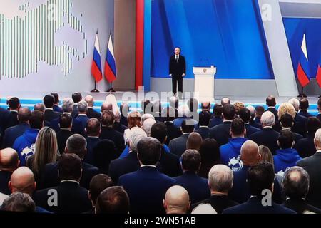 St. Petersburg, Russland. Februar 2024. Der russische Präsident Wladimir Putin spricht vor der Bundesversammlung in einer Live-Übertragung in einem Kino in St. Petersburg. (Foto von Artem Priakhin/SOPA Images/SIPA USA) Credit: SIPA USA/Alamy Live News Stockfoto