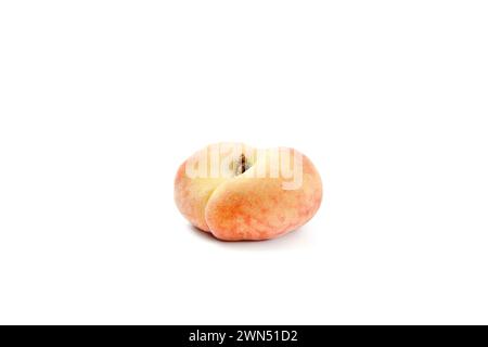 Reife chinesische flache Pfirsichfrucht oder saturn-Pfirsichfrucht mit weichem Schatten isoliert auf weißem Hintergrund mit Beschneidungspfad. Stockfoto