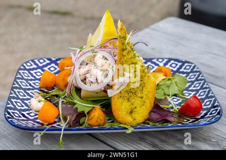 Vorspeise Toast skagen auf einem Teller mit Garic Brot und Garnelen an Stockfoto