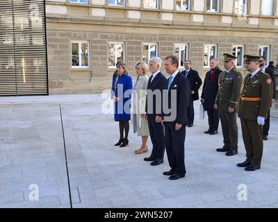 Lucemburk, Luxemburg. Februar 2024. In der ersten Reihe, der tschechische Präsident Petr Pavel mit seiner Frau Eva Pavlova, Bürgermeisterin von Luxemburg Lydia Polfer (links) und Großherzog Henri von Luxemburg (rechts) auf dem Jan-Palach-Platz, Luxemburg, 29. Februar 2024. Präsident Petr Pavel beginnt einen zweitägigen Besuch in Luxemburg. Quelle: Opatrny Marek/CTK Photo/Alamy Live News Stockfoto