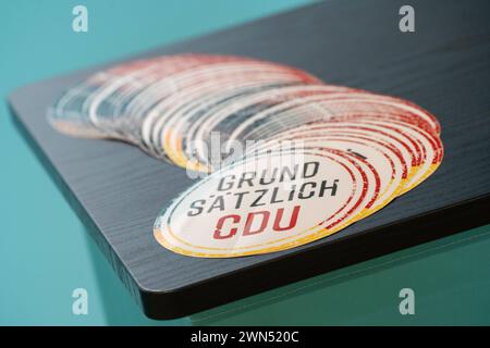 CDU-Grundsatzprogrammkonferenzen Motto Grundsätzlich CDU die Deutschlandtour 2024 Konferenz in Chemnitz, Sachsen Blick in den Saal vor Beginn der Veranstaltung - Werbe-Aufkleber mit dem Motto des Findungsprozesses für das neue ParteiprogrammCDU-Grundsatzprogrammkonferenzen Motto Grundsätzlich CDU die Deutschlandtour 2024 Konferenz in Chemnitz, Sachsen Blick in den Saal vor Beginn der Veranstaltung - Werbe-Aufkleber mit dem Motto des Findungsprozesses für das neue Parteipro, Chemnitz Sachsen Deutschland HCC Hannover Congress Centrum *** CDU Grundprogramm Konferenzen Motto Grundsätzlich CDU die Stockfoto