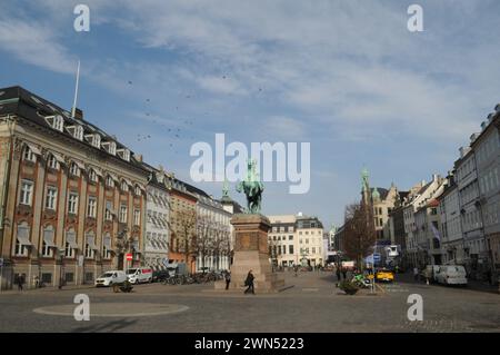 Kopenhagen, Dänemark /29. Februar 2024/.Hojbro plads und Statue des Bischofs absalon auf Pferdebacb in der Hauptstadt Kopenhagen. Photo.Francis Joseph Dean/Dean Pictures Stockfoto