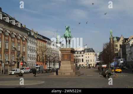 Kopenhagen, Dänemark /29. Februar 2024/.Hojbro plads und Statue des Bischofs absalon auf Pferdebacb in der Hauptstadt Kopenhagen. Photo.Francis Joseph Dean/Dean Pictures Stockfoto