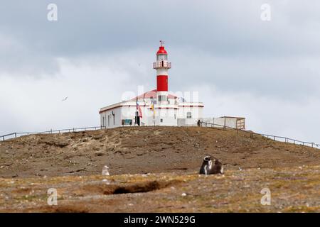 Faro Isla Magdalena, Maritime Signalling Lighthouse am berühmten Pinguin Reserve National Monument auf Magdalena Island in der Magellan-Straße vor Punta AR Stockfoto