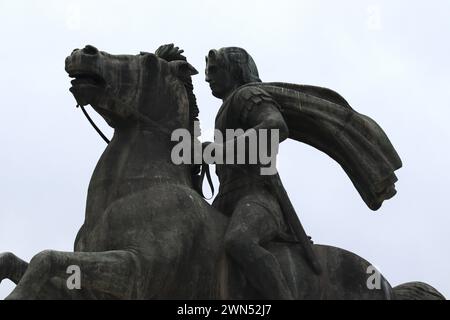 Erobern Sie inmitten der Wolken. Alexander der große und bucephalus. Weißer Himmel als Hintergrund. Stockfoto