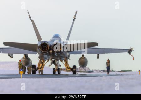 U.S. Marine F/A-18D Hornets nehmen Flugvorbereitung für Übung Nordic Response 24 in Andenes, Norwegen, 23. Februar 2024. Foto von Christopher Hernandez Stockfoto