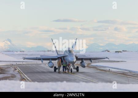 U.S. Marine F/A-18D Hornets nehmen Flugvorbereitung für Übung Nordic Response 24 in Andenes, Norwegen, 23. Februar 2024. Foto von Christopher Hernandez Stockfoto