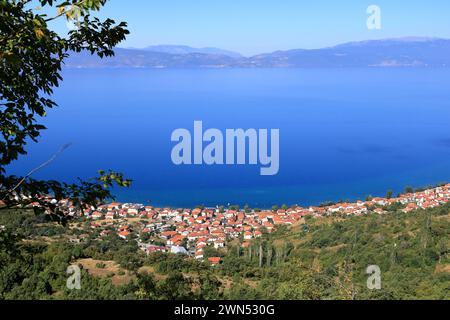 Blick über den Ohrid-See von Elshani nach Lagadin und Pestani in Nordmazedonien Stockfoto