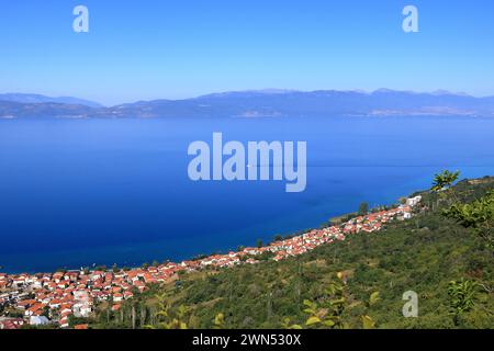 Blick über den Ohrid-See von Elshani nach Lagadin und Pestani in Nordmazedonien Stockfoto