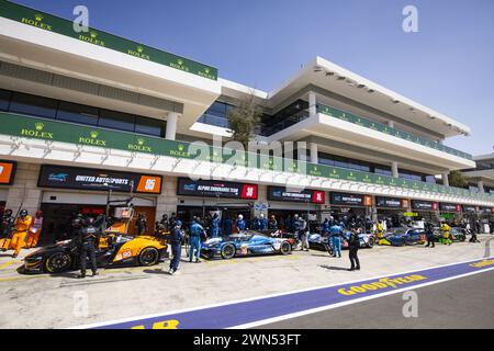 95 SATO Marino (jpn), PINO Nico (chl), CAYGILL Josh (gbr), United Autosports, McLaren 720S GT3 Evo #95, LM GT3, 36 VAXIVIERE Matthieu (fra), SCHUMACHER Mick (ger), LAPIERRE Nicolas (fra), Alpine Endurance Team, Alpine A424 #36, Hypercar, Ambiente in den Gruben während der Qatar Airways Qatar 1812 KM, 1. Runde der FIA Langstrecken-Weltmeisterschaft 2024, vom 29. Februar bis 02. März 2024 auf dem Losail International Circuit in Lusail, Katar Stockfoto